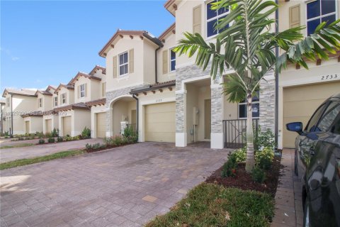 Снять в аренду таунхаус в Хомстед, Флорида 4 спальни, 169.83м2, № 1987238 - фото 2