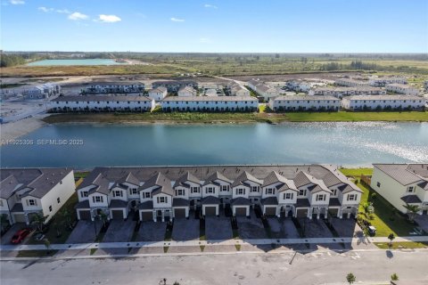 Снять в аренду таунхаус в Хомстед, Флорида 4 спальни, 169.83м2, № 1987238 - фото 3