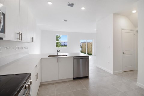 Снять в аренду таунхаус в Хомстед, Флорида 4 спальни, 169.83м2, № 1987238 - фото 10