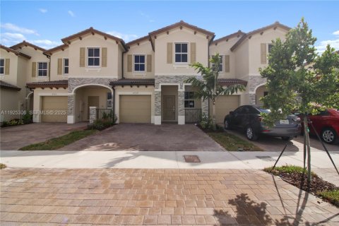 Снять в аренду таунхаус в Хомстед, Флорида 4 спальни, 169.83м2, № 1987238 - фото 1