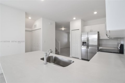 Снять в аренду таунхаус в Хомстед, Флорида 4 спальни, 169.83м2, № 1987238 - фото 9