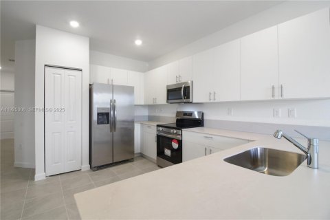 Снять в аренду таунхаус в Хомстед, Флорида 4 спальни, 169.83м2, № 1987238 - фото 8