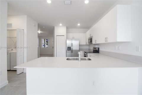 Снять в аренду таунхаус в Хомстед, Флорида 4 спальни, 169.83м2, № 1987238 - фото 11