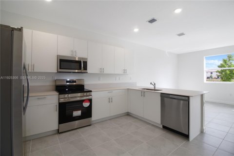 Снять в аренду таунхаус в Хомстед, Флорида 4 спальни, 169.83м2, № 1987238 - фото 7