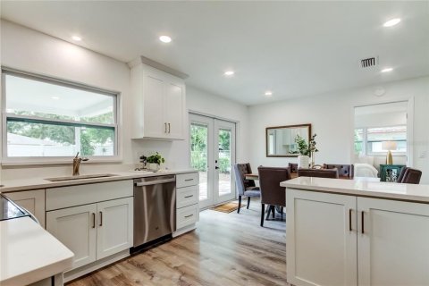 House in Seminole, Florida 4 bedrooms, 177.81 sq.m. № 1805583 - photo 23