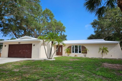 House in Seminole, Florida 4 bedrooms, 177.81 sq.m. № 1805583 - photo 1