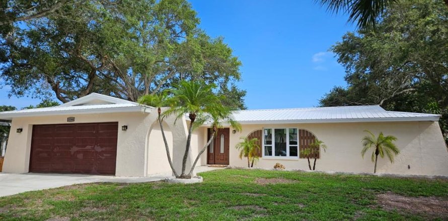 House in Seminole, Florida 4 bedrooms, 177.81 sq.m. № 1805583