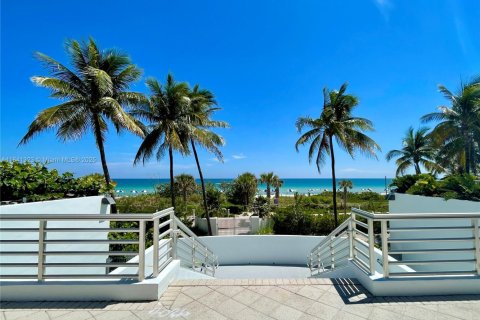 Condo in Miami Beach, Florida, 2 bedrooms  № 1832255 - photo 1