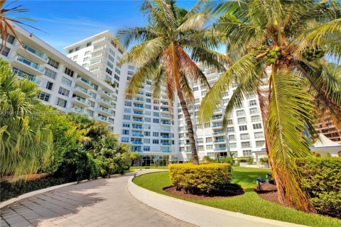 Condo in Miami Beach, Florida, 2 bedrooms  № 1832255 - photo 30