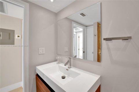 Condo in Miami Beach, Florida, 2 bedrooms  № 1832255 - photo 22