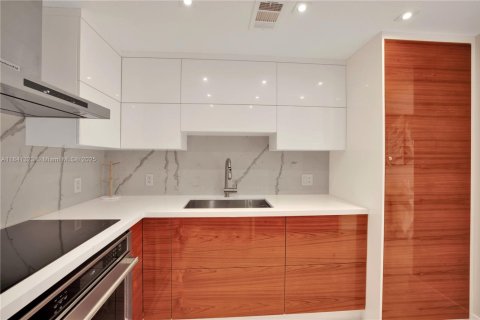 Condo in Miami Beach, Florida, 2 bedrooms  № 1832255 - photo 10