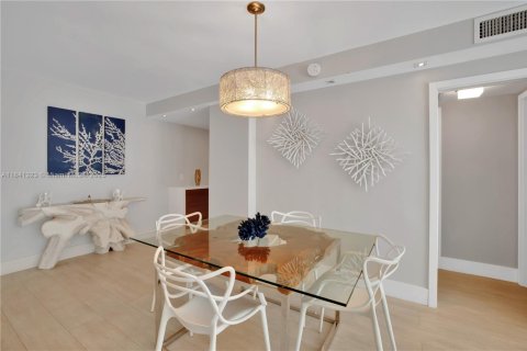 Condo in Miami Beach, Florida, 2 bedrooms  № 1832255 - photo 8