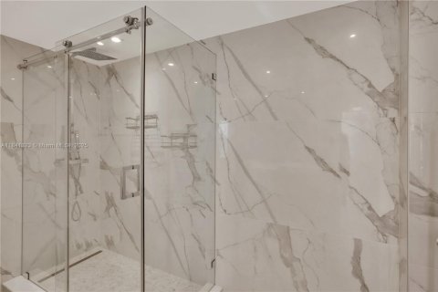 Condo in Miami Beach, Florida, 2 bedrooms  № 1832255 - photo 18