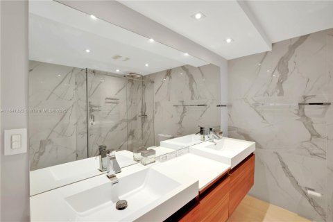 Condo in Miami Beach, Florida, 2 bedrooms  № 1832255 - photo 17