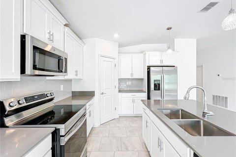 House in TRINITY LAKES in Groveland, Florida 4 bedrooms, 180.23 sq.m. № 2216857 - photo 9