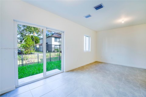 Townhouse in Pembroke Park, Florida 3 bedrooms, 118.54 sq.m. № 1875544 - photo 13