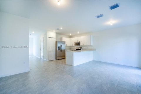 Townhouse in Pembroke Park, Florida 3 bedrooms, 118.54 sq.m. № 1875544 - photo 12