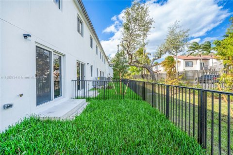 Townhouse in Pembroke Park, Florida 3 bedrooms, 118.54 sq.m. № 1875544 - photo 9