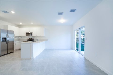 Townhouse in Pembroke Park, Florida 3 bedrooms, 118.54 sq.m. № 1875544 - photo 11