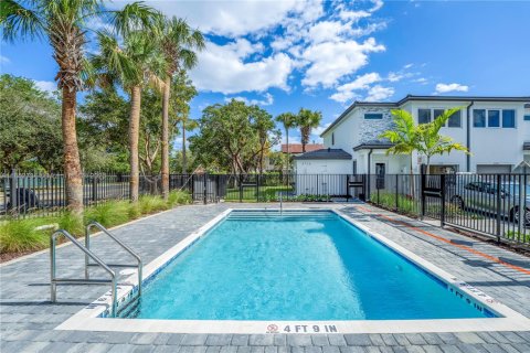 Townhouse in Pembroke Park, Florida 3 bedrooms, 118.54 sq.m. № 1875544 - photo 1