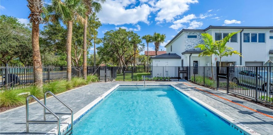 Townhouse in Pembroke Park, Florida 3 bedrooms, 118.54 sq.m. № 1875544