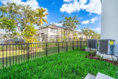 Townhouse in Pembroke Park, Florida 3 bedrooms, 118.54 sq.m. № 1875544 - photo 10