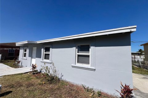 Снять в аренду виллу или дом в Помпано-Бич, Флорида 3 спальни, 88.26м2, № 2045653 - фото 3