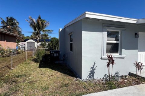 Снять в аренду виллу или дом в Помпано-Бич, Флорида 3 спальни, 88.26м2, № 2045653 - фото 2