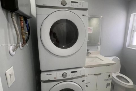 Снять в аренду виллу или дом в Помпано-Бич, Флорида 3 спальни, 88.26м2, № 2045653 - фото 17