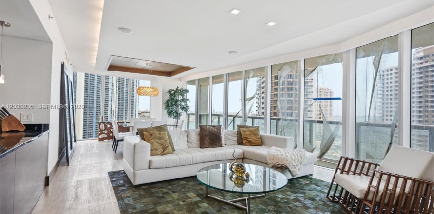 Condo in Miami, Florida, 3 bedrooms № 2185550