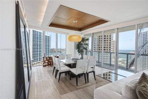 Condo in Miami, Florida, 3 bedrooms № 2185550 - photo 2