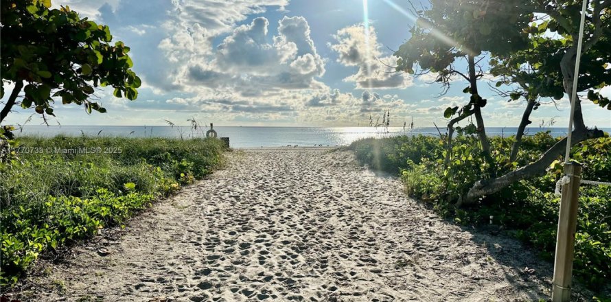Condo in Surfside, Florida, 2 bedrooms № 1864913