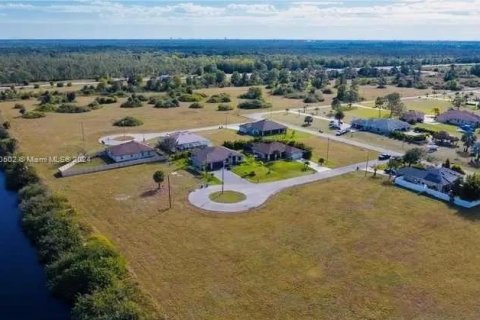 Land in Cape Coral, Florida № 1811097 - photo 1