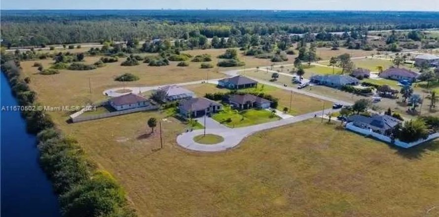 Land in Cape Coral, Florida № 1811097
