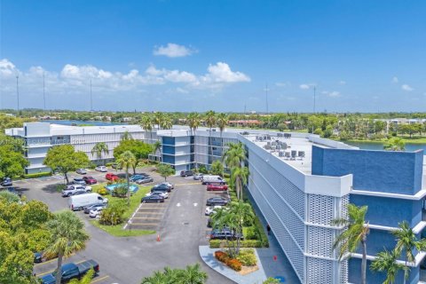 Condominio en venta en Miami, Florida, 1 dormitorio, 101.36 m2 № 1840796 - foto 1