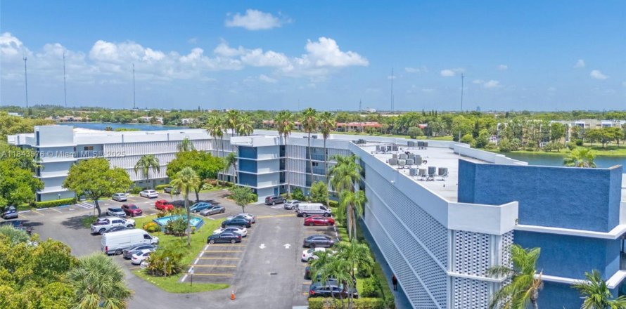 Condominio en Miami, Florida, 1 dormitorio  № 1840796