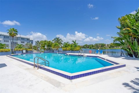 Condominio en venta en Miami, Florida, 1 dormitorio, 101.36 m2 № 1840796 - foto 17