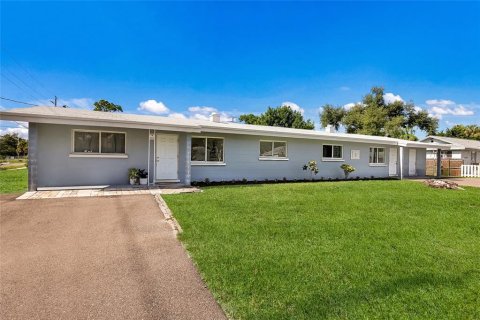 Коммерческая недвижимость в Сарасота, Флорида 5 спален, 208.57м2 № 2309946