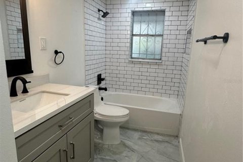 Immobilier commercial à vendre à Tampa, Floride: 4 chambres, 135.27 m2 № 1789917 - photo 11