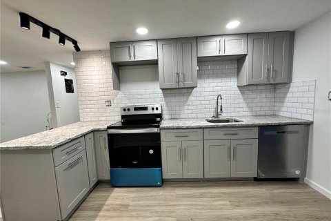 Immobilier commercial à vendre à Tampa, Floride: 4 chambres, 135.27 m2 № 1789917 - photo 4
