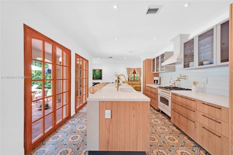 House in Coral Gables, Florida 5 bedrooms, 273.5 sq.m. № 1790199 - photo 21