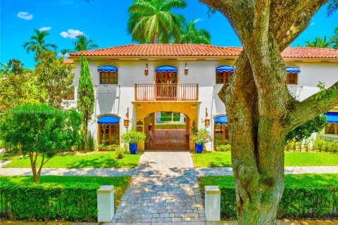House in Coral Gables, Florida 5 bedrooms, 273.5 sq.m. № 1790199 - photo 2
