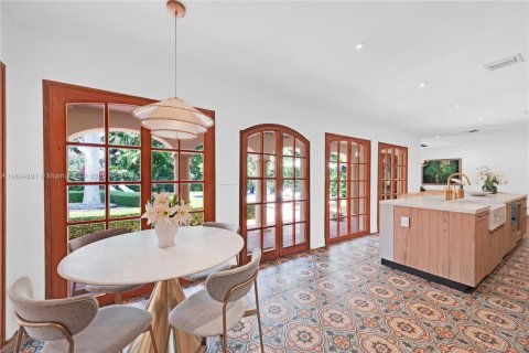 House in Coral Gables, Florida 5 bedrooms, 273.5 sq.m. № 1790199 - photo 20