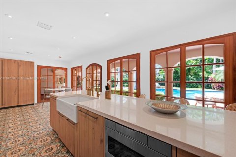 House in Coral Gables, Florida 5 bedrooms, 273.5 sq.m. № 1790199 - photo 26