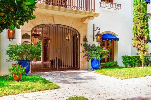 House in Coral Gables, Florida 5 bedrooms, 273.5 sq.m. № 1790199 - photo 5