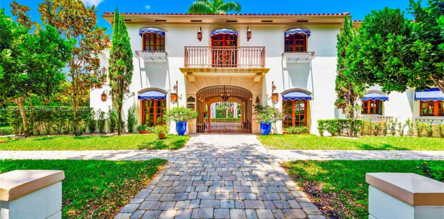 House in Coral Gables, Florida 5 bedrooms, 273.5 sq.m. № 1790199