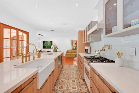 House in Coral Gables, Florida 5 bedrooms, 273.5 sq.m. № 1790199 - photo 25