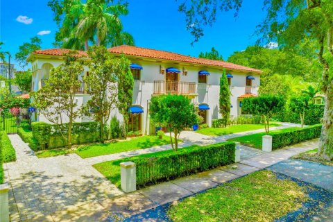 House in Coral Gables, Florida 5 bedrooms, 273.5 sq.m. № 1790199 - photo 3