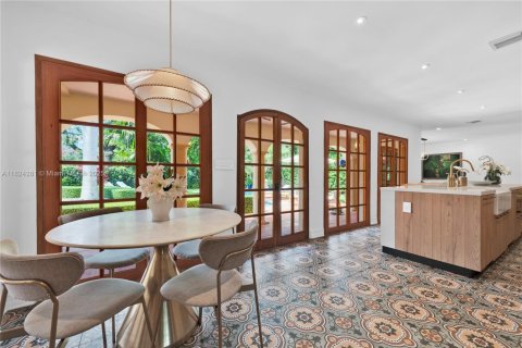 House in Coral Gables, Florida 5 bedrooms, 273.5 sq.m. № 1790199 - photo 29