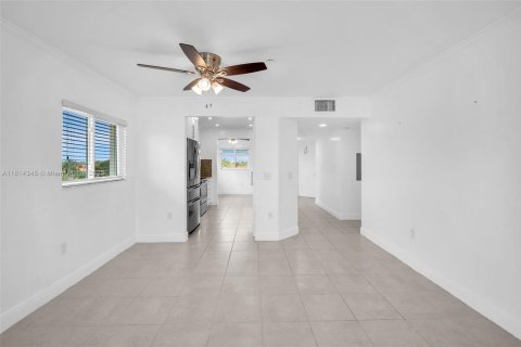 Condo in Pembroke Pines, Florida, 2 bedrooms  № 1797718 - photo 15